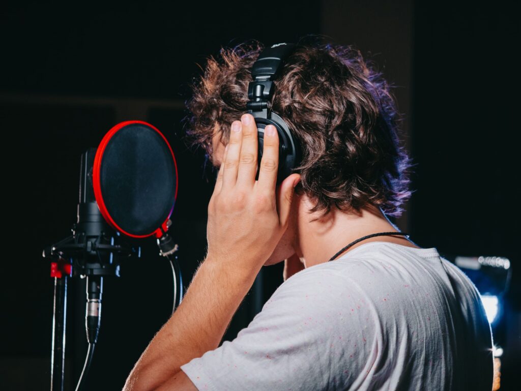 La voce come strumento narrativo: il potere dell'interpretazione sonora e del doppiaggio d'autore.